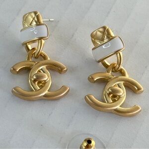 🆕 Luxury-Inspired Gold Tone Interlocking Drop Earrings | White Enamel Accent 1”